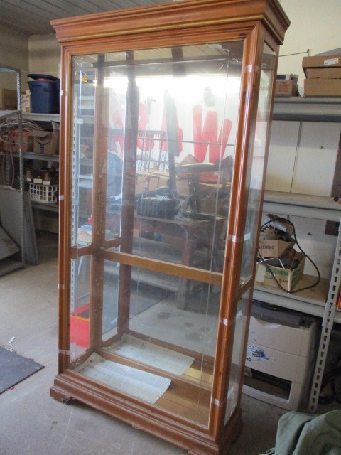 lot 83 image: Large Curio Case