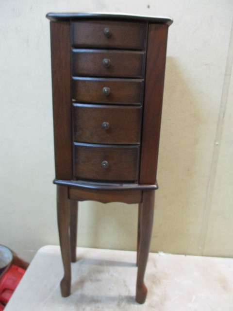lot 102 image: Jewelry Tower