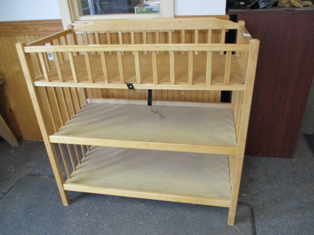 lot 122 image: Changing table