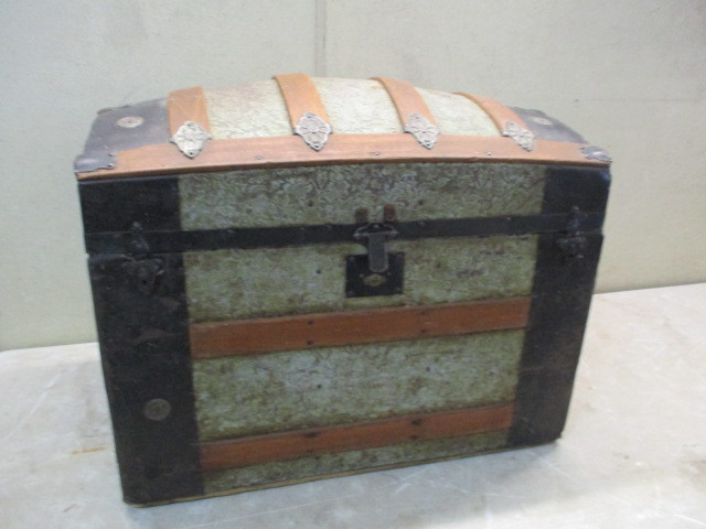 lot 125 image: Turtleback trunk