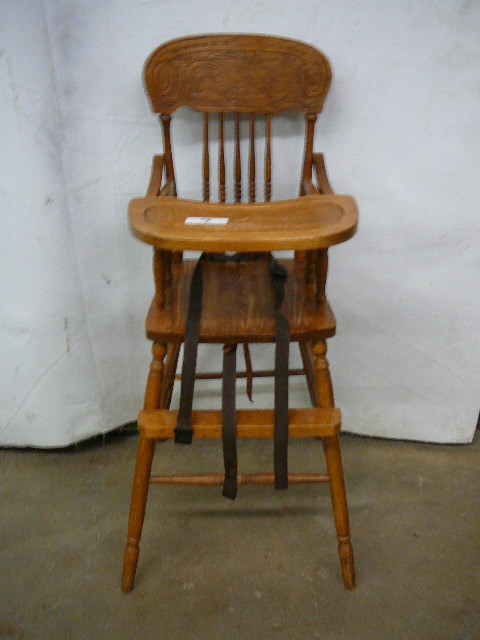 lot 9 image: Vintage Looking Wooden High Chair