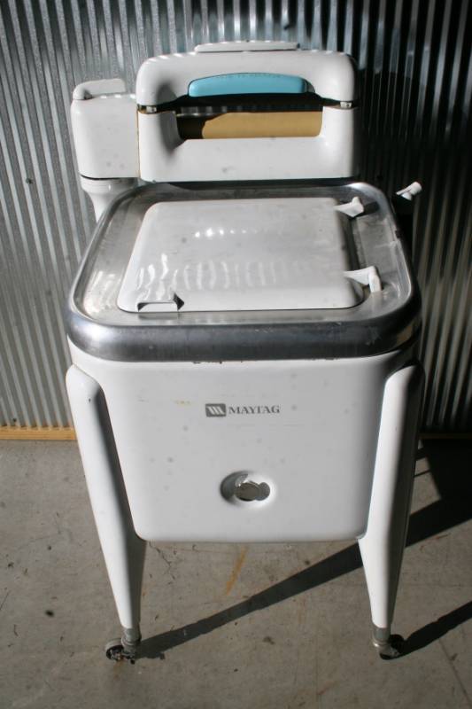 lot 17 image: Vintage Washing Machine with Ringer