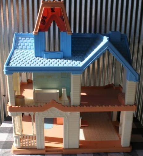 lot 26 image: Doll House