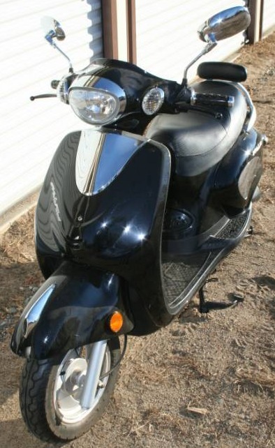 lot 1 image: Motor Scooter