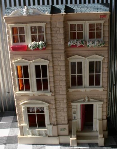 lot 28 image: Doll House