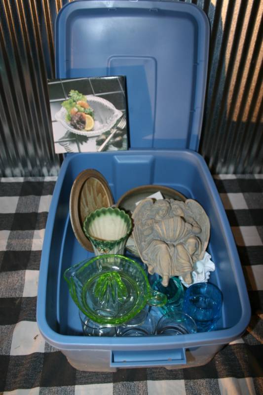 lot 51 image: Misc Glassware
