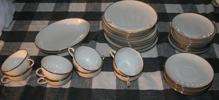 lot 67 image: Glassware China Set