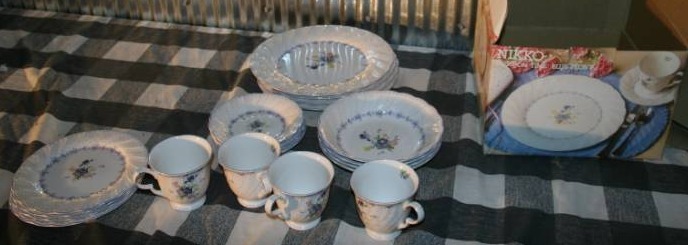 lot 68 image: Glassware China Set