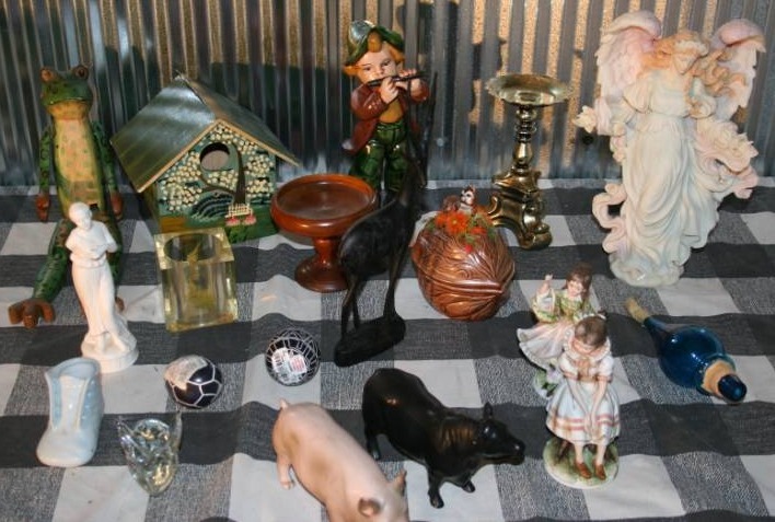 lot 70 image: Assorted Knickknacks