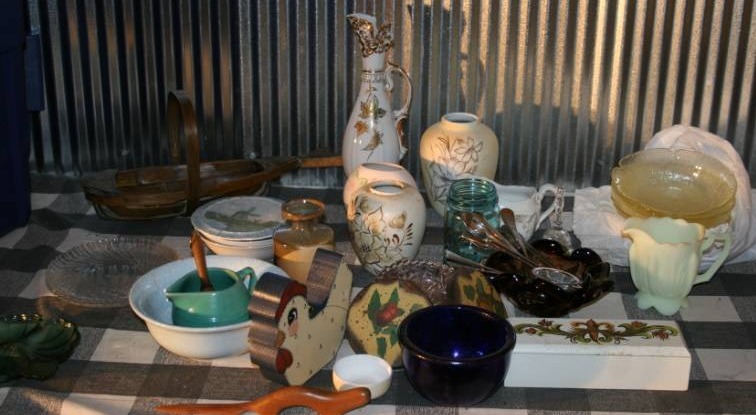 lot 102 image: Assorted Kitchenware