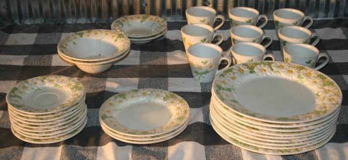 lot 103 image: Dish Set