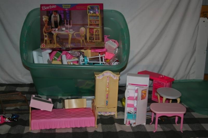 lot 110 image: Doll Furniture