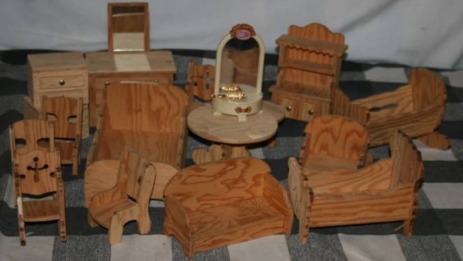 lot 111 image: Doll Furniture