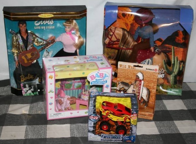 lot 113 image: Barbies and More