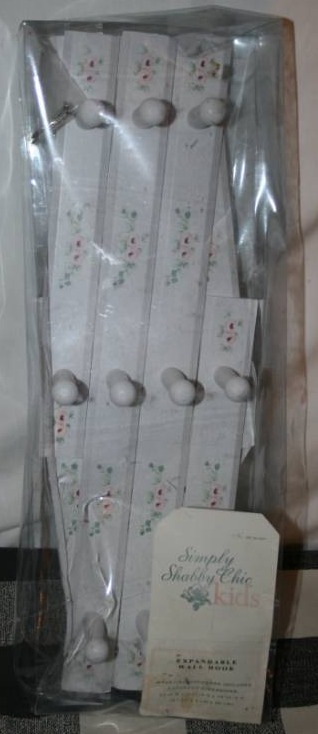 lot 135 image: Expandable Wall Hooks
