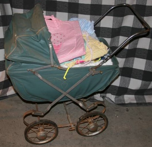 lot 187 image: Vintage Doll Carriage and Doll Clothes