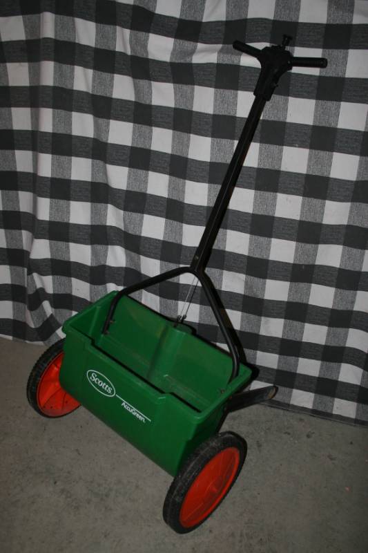 lot 195 image: Spreader