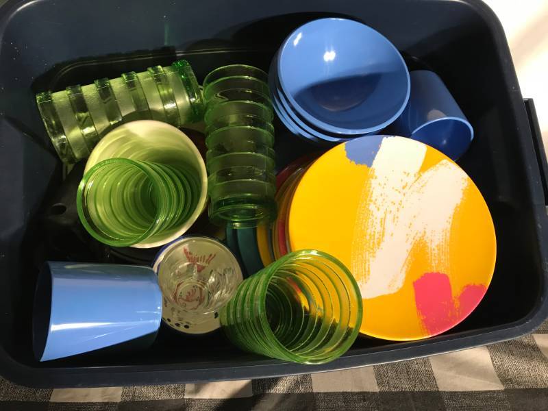 lot 211 image: Plastic Dishware