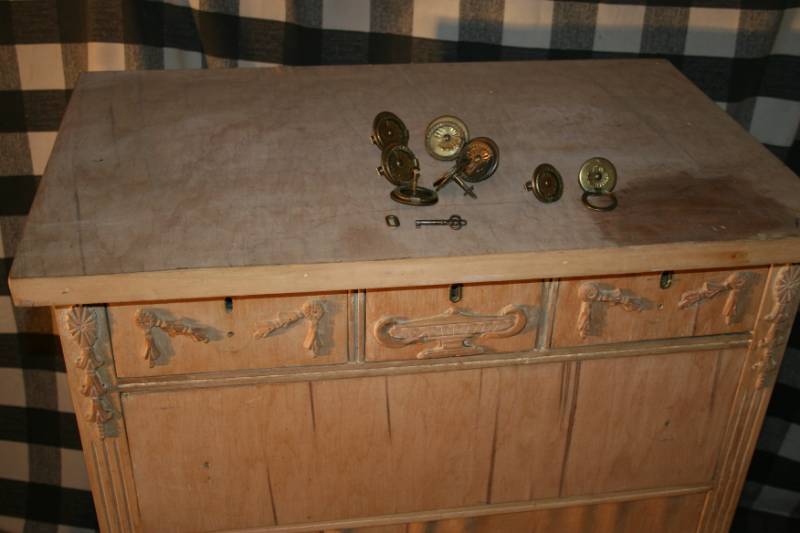 lot 201 image: Dresser