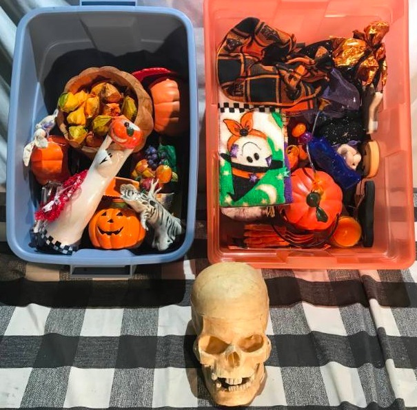 lot 237 image: Halloween Dcor