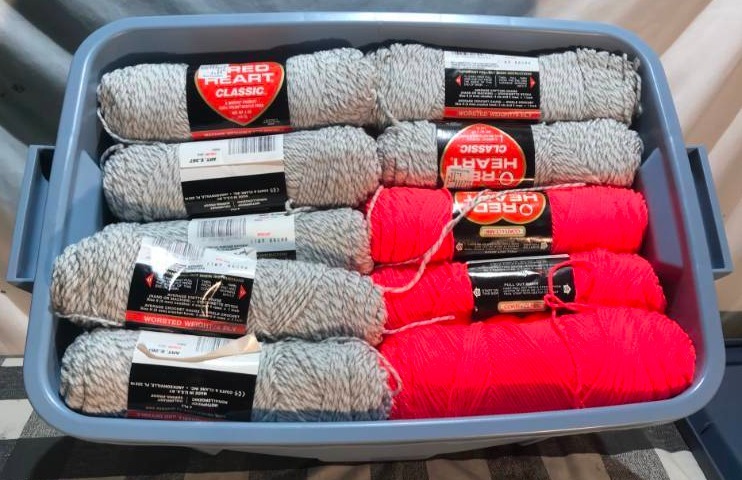 lot 250 image: Bin of Yarn