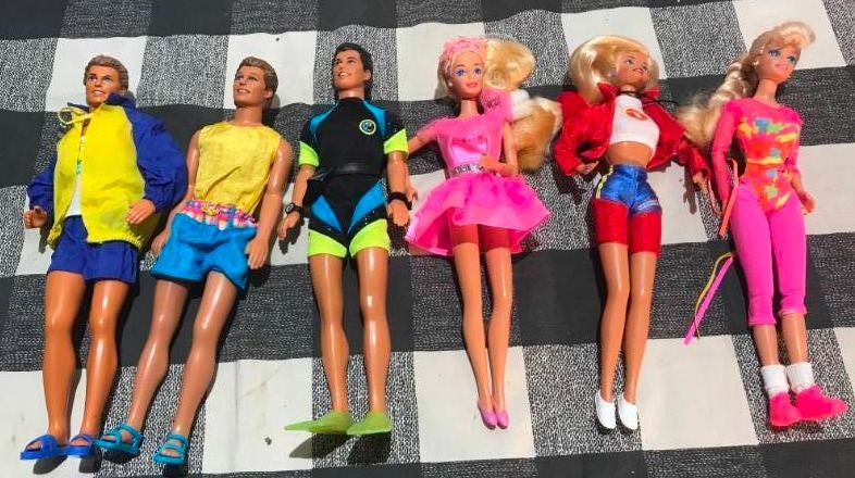 lot 253 image: Barbie Dolls