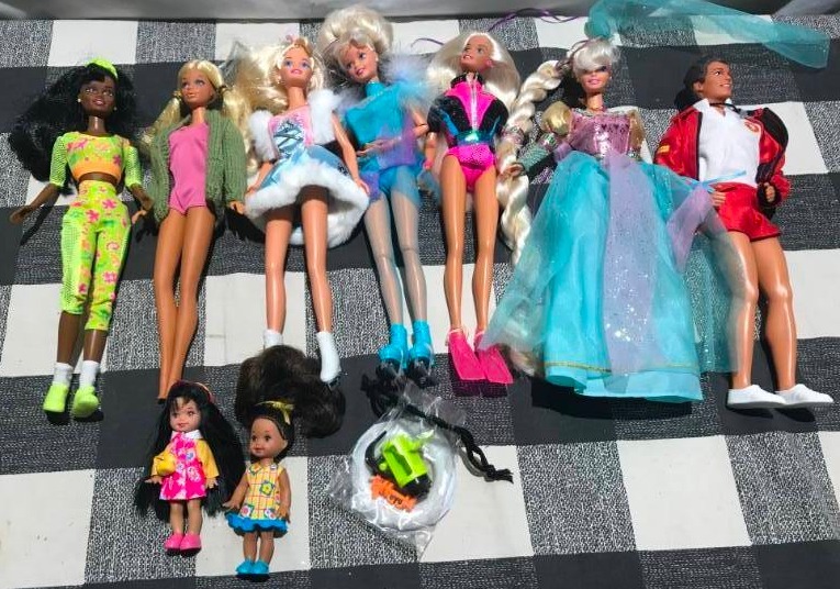 lot 255 image: Barbie Dolls