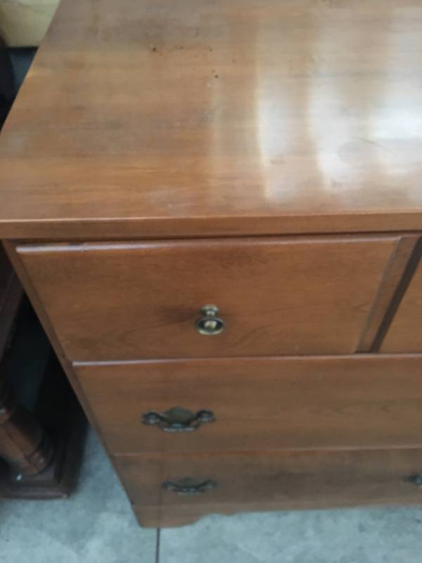 lot 7 image: Dresser with Mirror