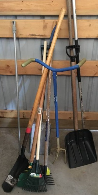 lot 299 image: Yard Tools