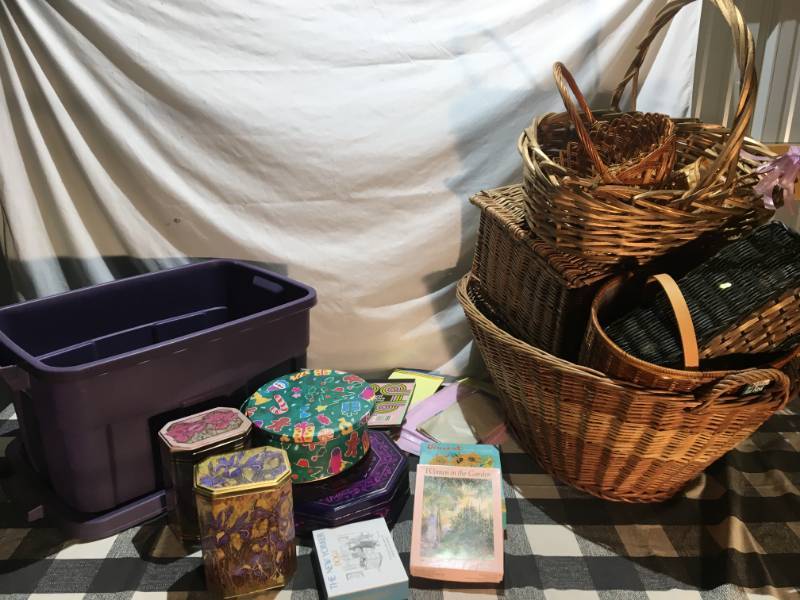 lot 324 image: Tins, Baskets, and Greeting Cards