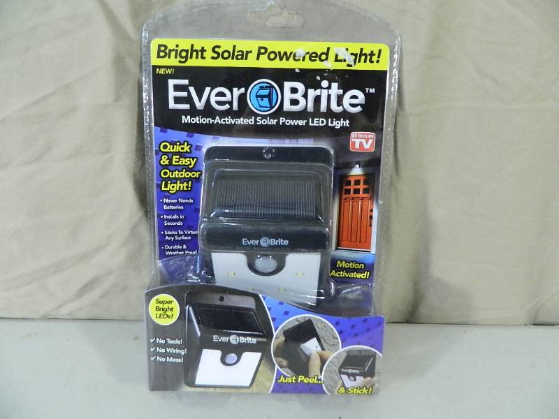 lot 35 image: New EverBrite Solar Light