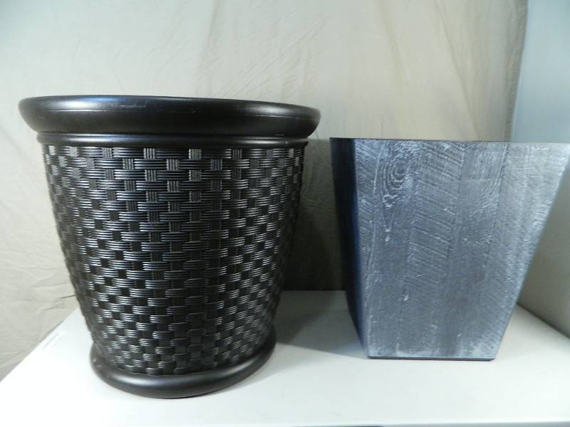 lot 60 image: 2 New Large Suncast Planters
