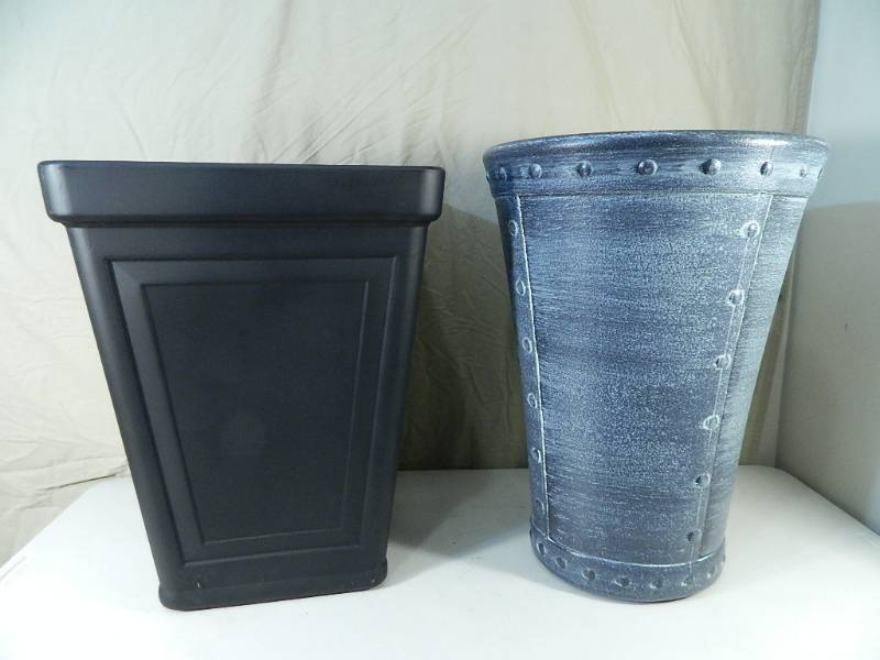 lot 61 image: 2 New Large Suncast Planters