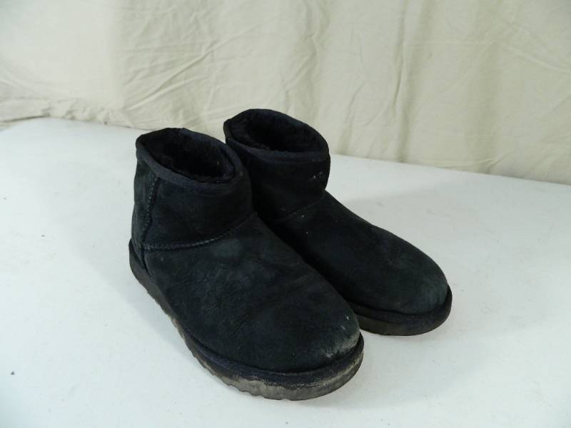 lot 67 image: Ugg Boots