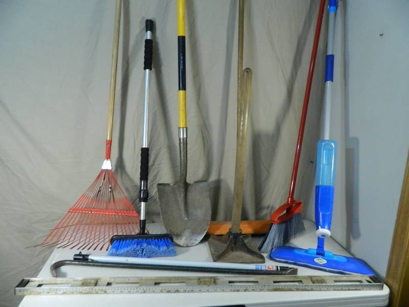 lot 77 image: Long Handle Tools