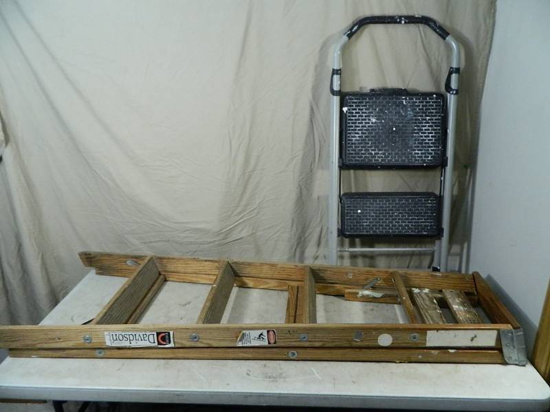 lot 79 image: 5 ft Ladder and Step Stool