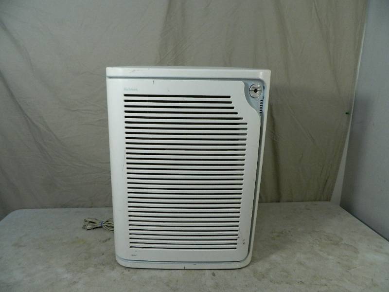 lot 138 image: Large Holmes Air Purifier