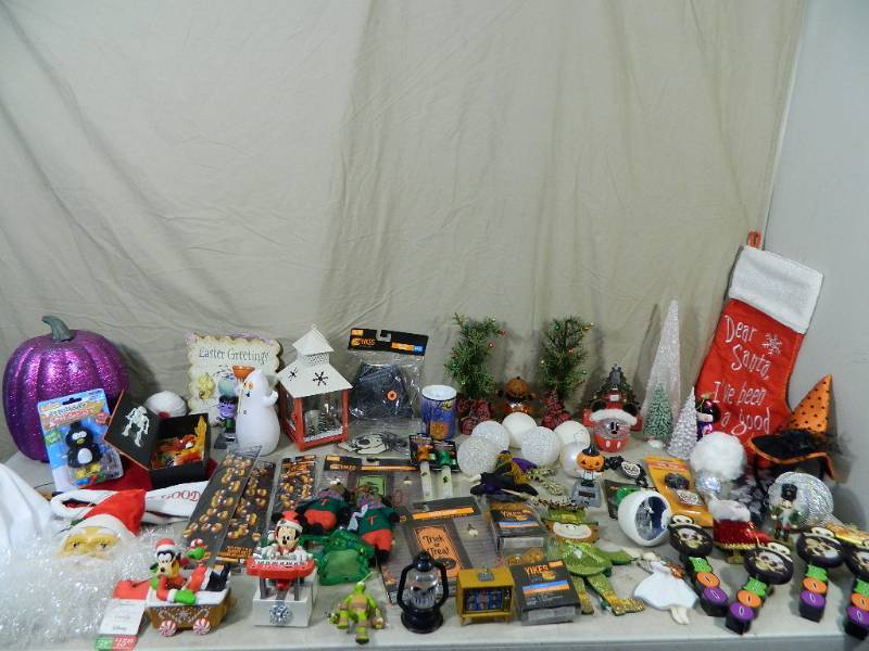 lot 152 image: Holiday Decor