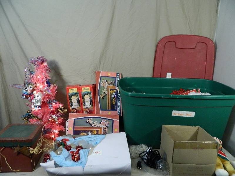 lot 156 image: Christmas Decor