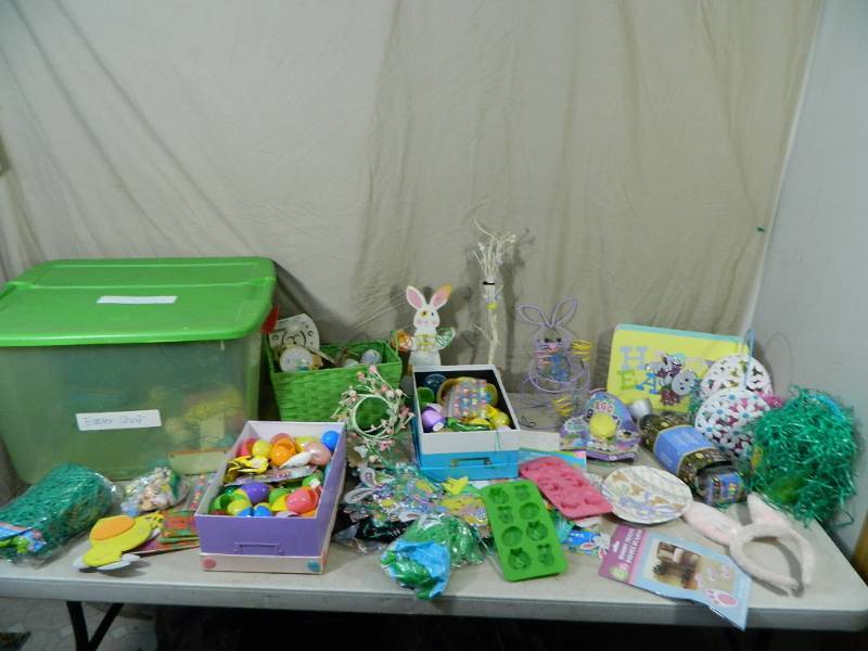 lot 167 image: Tote of New and Used Easter Decorations