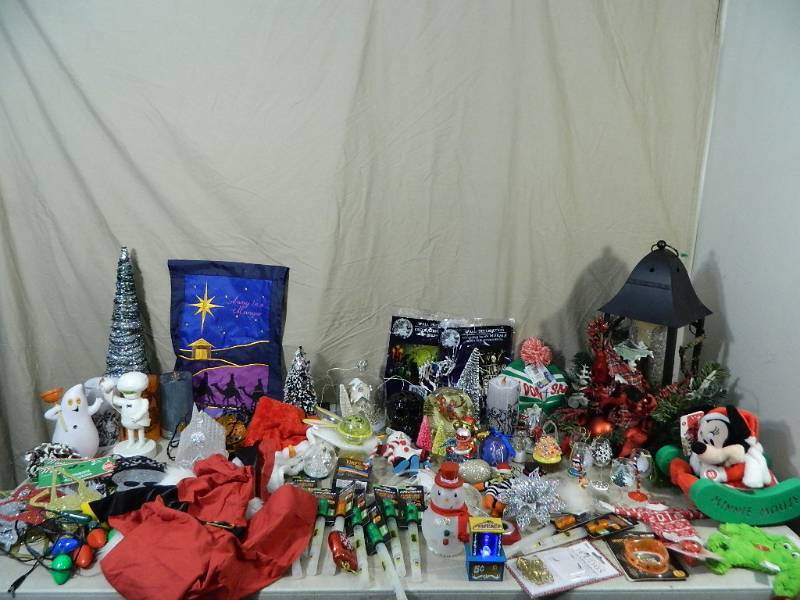 lot 169 image: Holiday Decor