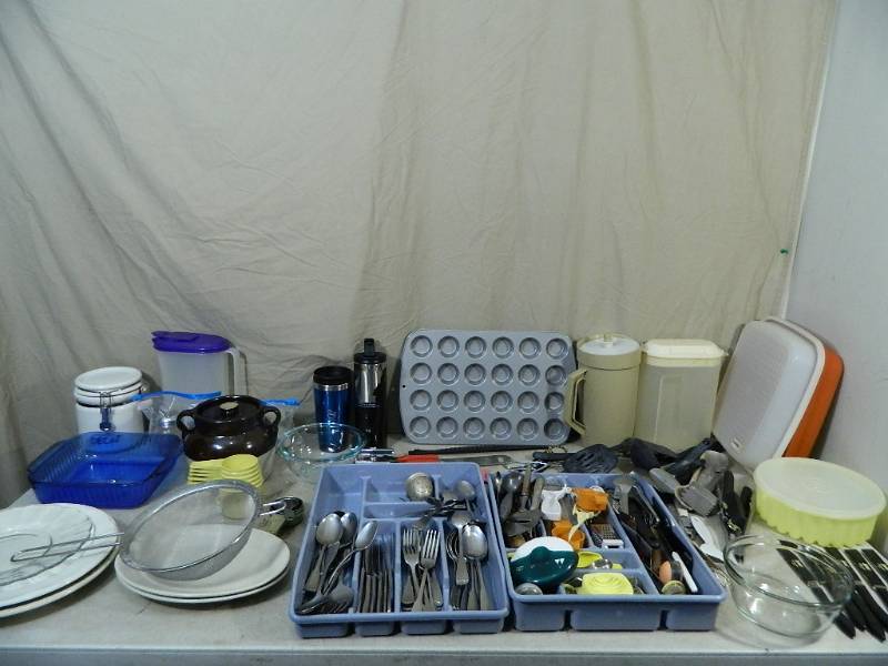 lot 173 image: Tupperware, Pyrex, More
