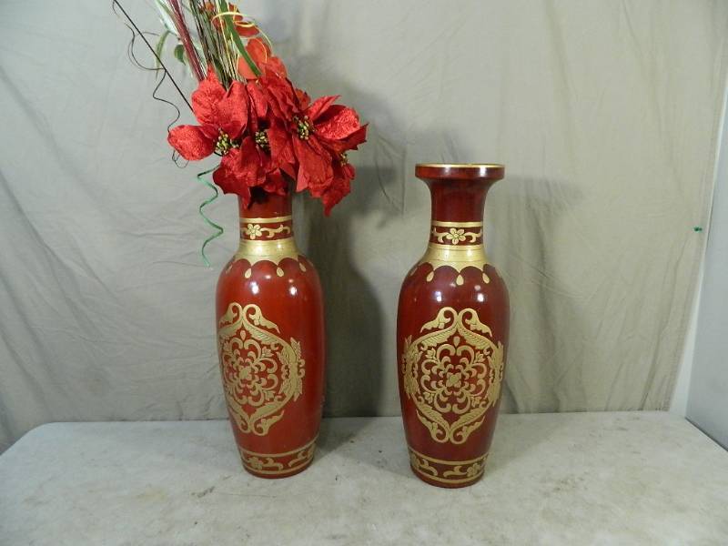 lot 176 image: 2 Beautiful Vases