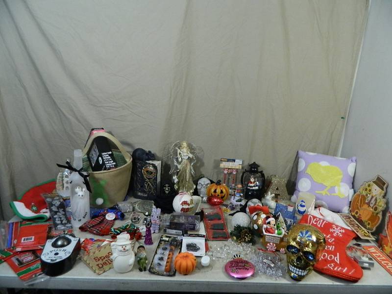 lot 177 image: Holiday Decor