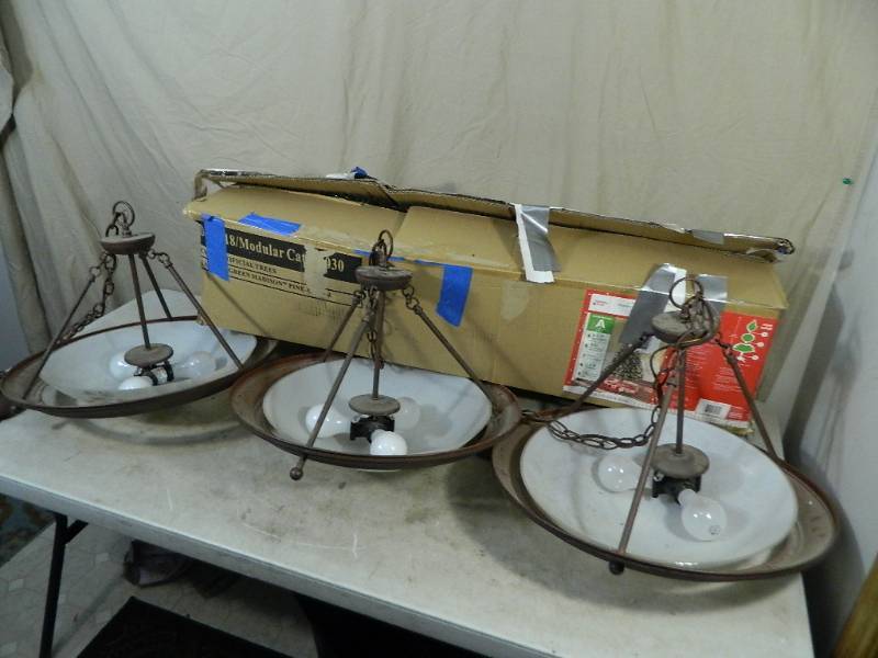 lot 189 image: 3 Light Fixtures and Christmas Tree