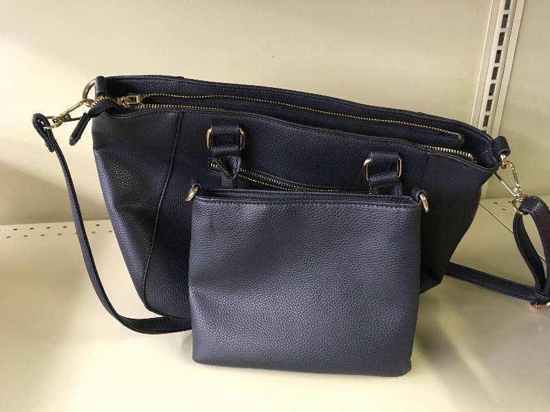 lot 517 image: Womens Purple Purse