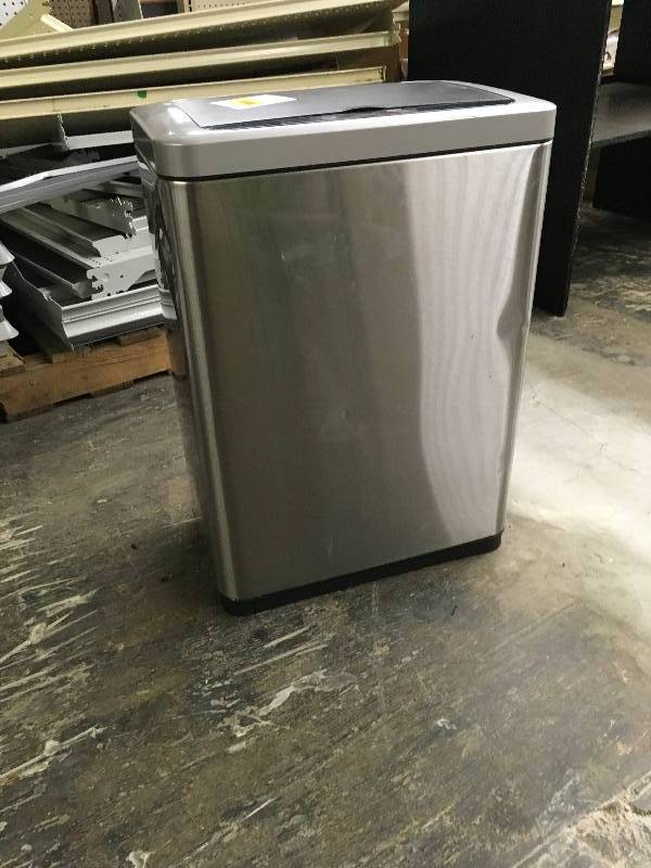 lot 532 image: 47L Automatic Trash Can, Retail $49.99