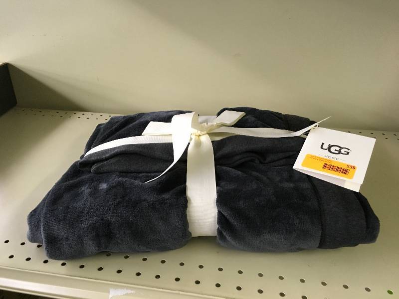 lot 535 image: UGG Blanket