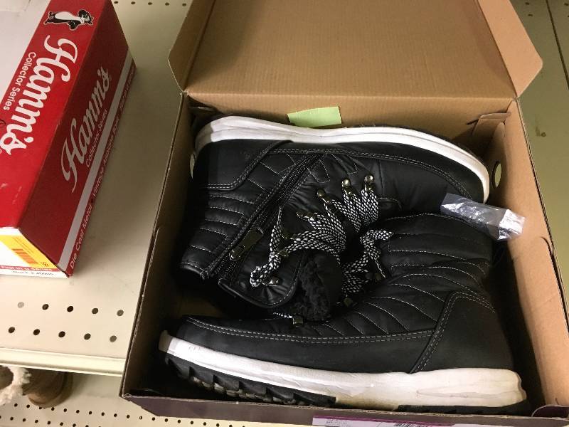 lot 560 image: Weatherproof Womens Sneakerboot, size 11, Retail $29.99