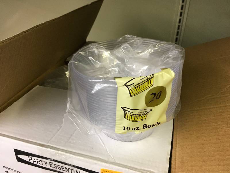 lot 564 image: 12 Cases of 10 Oz Deluxe Bowls